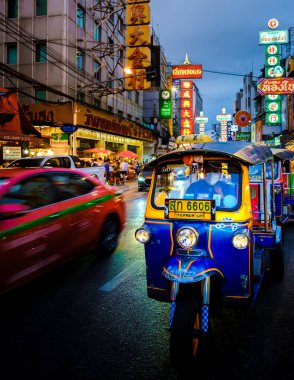 10 Temmuz 2022 'de Bangkok Tayland' da, akşamüstü trafik sıkışıklığı yaşandı. Bangkok şehir trafiği renkli bir tuk tuk ile aydınlandı.