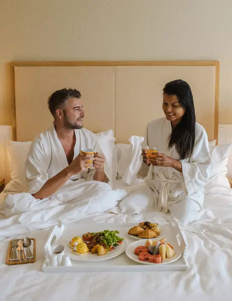 Paar Frühstückt Bett Eines Luxushotels Männer Und Frauen Bett Mit — Stockfoto