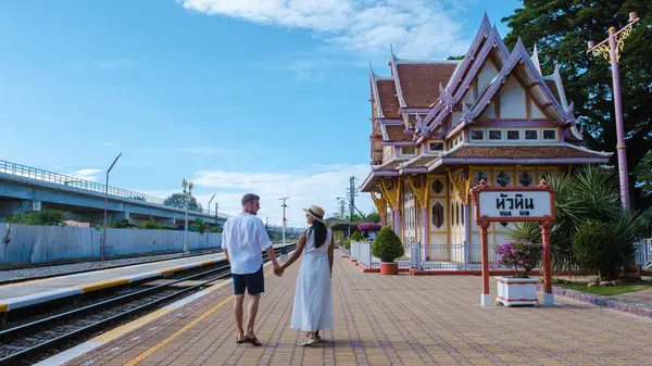 Nádraží Hua Hin Thajsku Cestující Čekají Vlak Huahin Pár Mužů — Stock fotografie