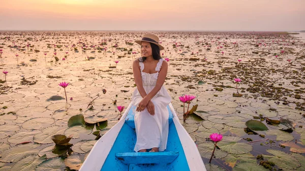 Mar Lótus Vermelho Lago Nong Harn Udon Thani Tailândia Mulher — Fotografia de Stock