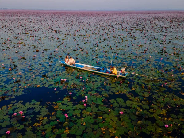 Море Красного Лотоса Озеро Нонг Харн Удон Тхани Таиланд Пара — стоковое фото