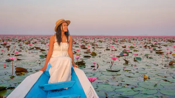 Mar Loto Rojo Lago Nong Harn Udon Thani Tailandia Mujer —  Fotos de Stock