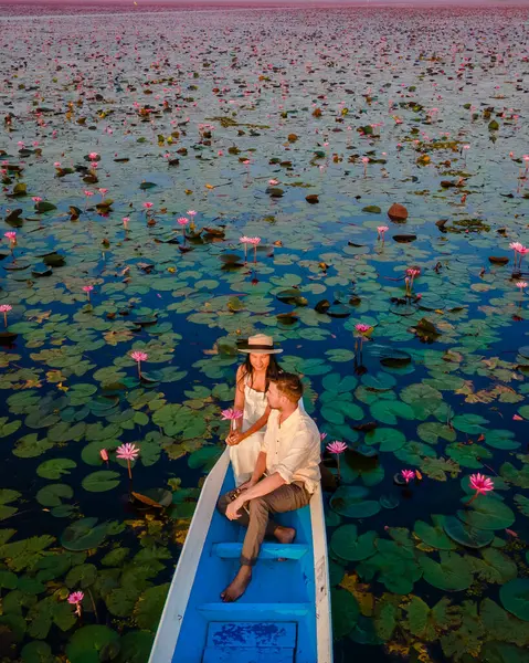 Moře Červeného Lotosu Lake Nong Harn Udon Thani Thajsko Pár — Stock fotografie