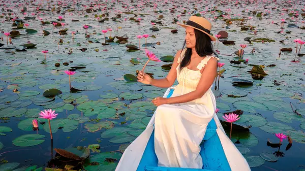 ウドンタニ湖 ノンハルン湖の海 イスタンブールのレッドロータス湖でボートに帽子とドレスを持つアジアのタイの女性 — ストック写真