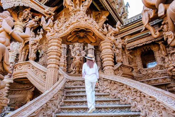 Asiáticas Tailandesas Visitan Santuario Verdad Templo Madera Pattaya Tailandia —  Fotos de Stock