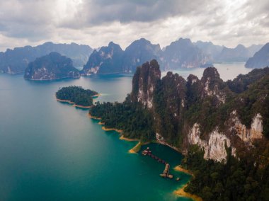 Khao Sok Tayland, Khao Sok Ulusal Parkı 'ndaki göl manzaralı dağlar, İHA hava görüntüsü, Khao Sok Ulusal Parkı manzaralı. Güneydoğu Asya