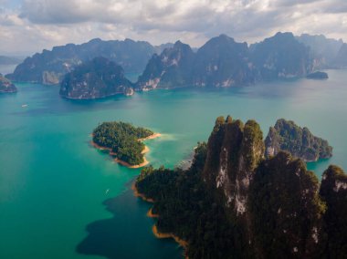 Khao Sok Tayland Sahne Dağları Khao Sok Ulusal Parkı 'ndaki gölde, İHA hava aracı Surat Thani Cheow Gölü' ndeki Khao Sok Ulusal Parkı 'nın en üst görüntüsünü çekti.