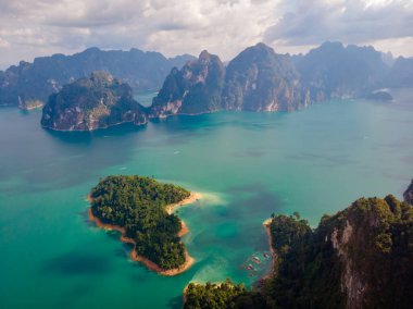 Khao Sok Tayland, Tayland 'daki Khao Sok Milli Parkı' ndaki gölde manzaralı dağlar.