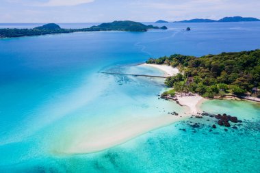 Koh Kham Adası Trat Tayland plajı, Koh Mak Tayland yakınlarındaki tropik adanın havadan görünüşü. Beyaz kumlu sahil, palmiye ağaçları ve okyanusta büyük siyah kaya taşları.
