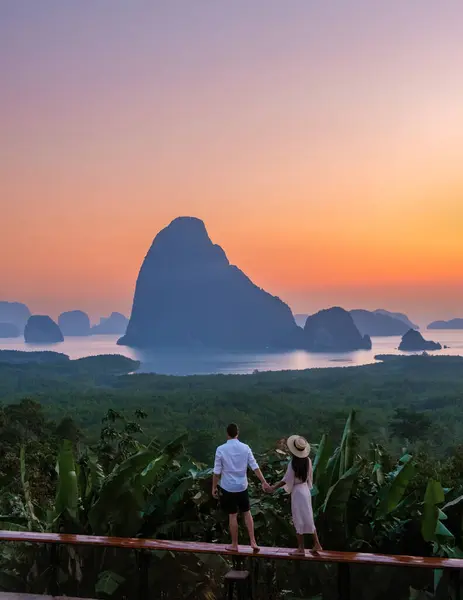 Phangnga Körfezi Phangnga Tayland Sametnang Güneşin Doğuşunu Izleyen Bir Çift — Stok fotoğraf