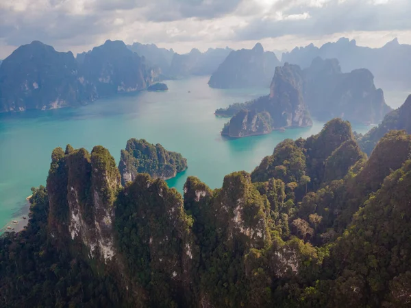 Khao Sok Tayland, Khao Sok Ulusal Parkı 'ndaki göl manzaralı dağlar, İHA hava görüntüsü, Khao Sok Ulusal Parkı manzaralı. Güneydoğu Asya