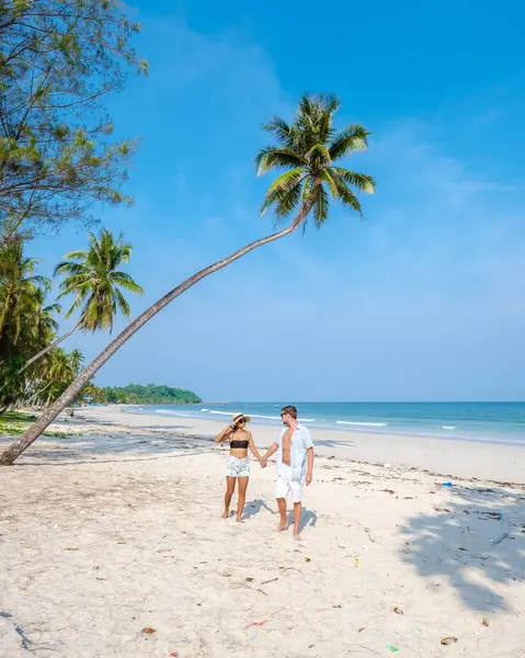 タイのチュンフォン州での休暇のカップルは ヤシの木と白熱帯のビーチを歩いています ウォワ ローンビーチ チュンフォンタイ ビーチの上にぶら下がるヤシの木 — ストック写真
