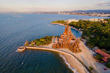 Pattaya Tayland 'daki Doğruluk Mabedi, Naklua Pattaya Tayland' ın Chonburi şehrinde yer alan dev bir ahşap yapıdır.