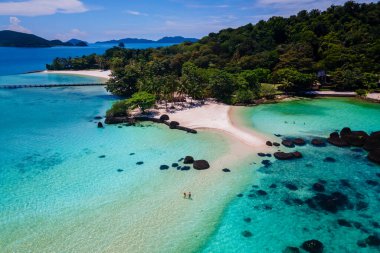 Koh Kham Trat Tayland sahilinde yürüyen çift, Koh Mak Tayland yakınlarındaki tropik adanın insansız hava aracı..