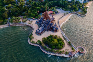 Pattaya Tayland 'daki Hakikat Tapınağı. Gün batımında Pattaya şehrinin okyanusunun kıyısındaki tahta tapınak.