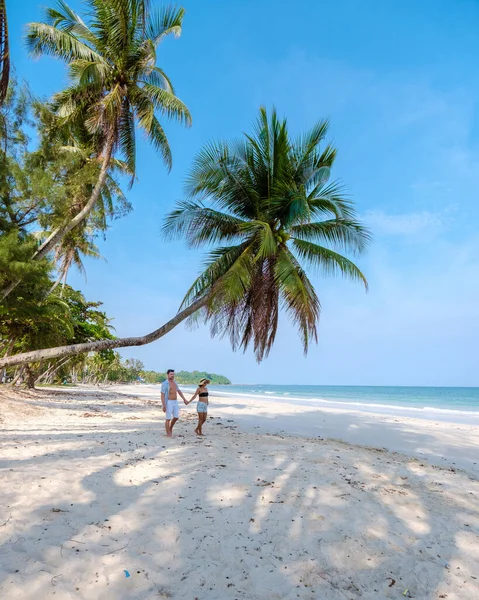 一对夫妇在泰国川顿省度假 带着白色的热带海滩和棕榈树 Wua Laen海滩川顿地区 挂在海滩上的棕榈树 — 图库照片