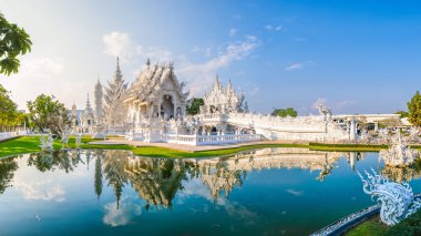 Beyaz Tapınak Chiang Rai Tayland, Wat Rong Khun Kuzey Tayland Gölde yansıması olan, panoramik manzara