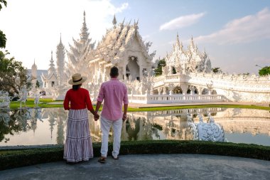 Beyaz Tapınak Chiang Rai Tayland, çeşitli erkek ve kadınlar Wat Rong Khun tapınağını veya Kuzey Tayland 'daki beyaz tapınağı ziyaret eder..