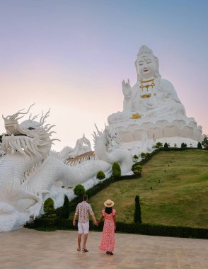 Bir çift Wat Huay Pla Kang Chiang Rai Tayland 'ı ziyaret eder, Wat Hua Pla Kang Chiang Rai' deki en etkileyici tapınaklardan biridir. Chiang Rai 'de büyük beyaz Budha