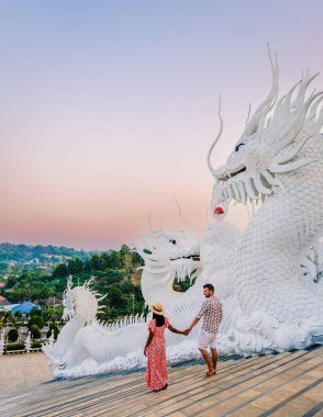Bir çift Wat Huay Pla Kang Chiang Rai Tayland 'ı ziyaret eder, Wat Hua Pla Kang Chiang Rai' deki en etkileyici tapınaklardan biridir. Chiang Rai 'de büyük beyaz Budha