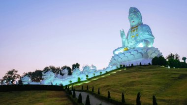 Wat Huay Pla Kang Chiang Rai Tayland, Wat Hua Pla Kang Chiang Rai 'nin en etkileyici tapınaklarından biridir. Chiang Rai 'de Beyaz Budha