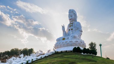 Wat Huay Pla Kang Chiang Rai Tayland, Wat Hua Pla Kang Chiang Rai 'nin en etkileyici tapınaklarından biridir. Chiang Rai 'de Beyaz Budha
