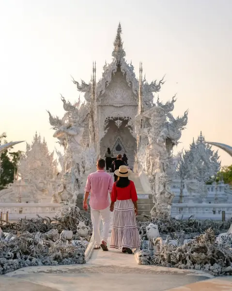 Templo Blanco Chiang Rai Tailandia Una Diversa Pareja Hombres Mujeres —  Fotos de Stock