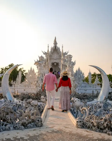White Temple Chiang Rai Thaïlande Couple Diversifié Hommes Femmes Visitent — Photo