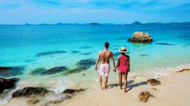 Bir çift Avrupalı erkek ve Asyalı kadın Ko Kham Adası Sattahip Chonburi Samaesan Tayland 'a tekne gezisine gittiler.