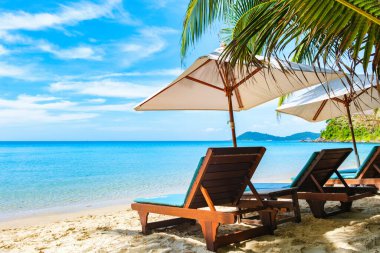 Koh Samet Adası Rayong Tayland, plaj sandalyeleri şemsiyelerle güneşlendi Samed Adası 'nın beyaz tropikal sahillerinde lüks bir tatil köyünde turkuaz renkli bir okyanus.