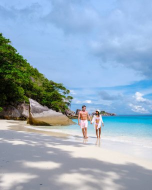 Tayland Phannga 'daki Similan Adaları' nda güneşin altında dinlenen bir çift kadın ve erkek. Çiftler tatil sırasında Similan Adaları 'na tekne gezisine giderler.