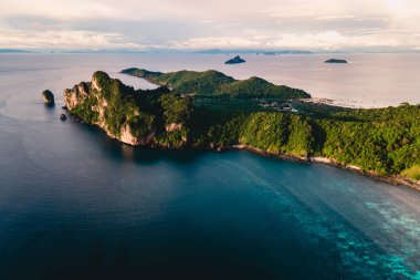 Koh Phi Phi Don Tayland, Koh Phi Phi Tayland 'ın insansız hava manzaralı güzel bir yaz günü gün batımında.