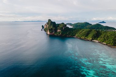 Koh Phi Phi Don Tayland, Koh Phi Phi Don Tayland 'ın insansız hava manzaralı güzel bir yaz günü gün batımında.