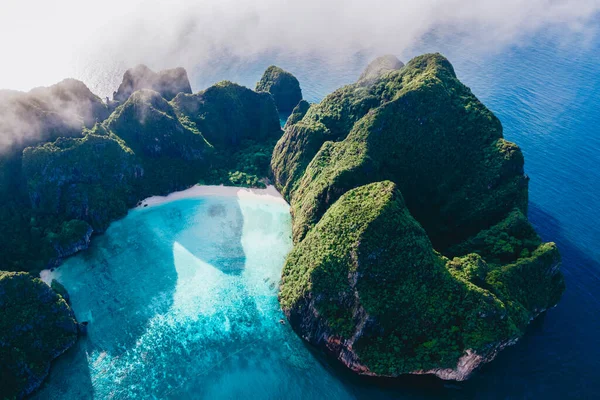 Maya Körfezi Koh Phi Tayland, Turkuaz berrak su Tayland Koh Pi Pi, Tayland 'daki Koh Phi Adası' nın hava manzarası. 