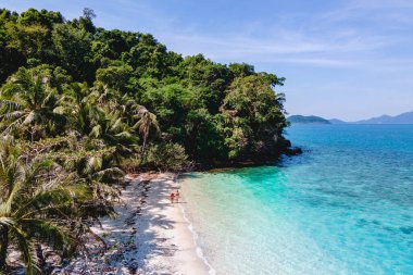 Koh Wai Adası Trat Tayland 'da insansız hava aracı görüntüsü. Tayland 'da lüks bir tatil sırasında tropikal bir plajda yürüyen genç bir çift.