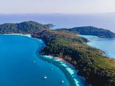 Koh Wai Adası Trat Tayland 'daki İHA üst görüntüsü Koh Chang yakınlarındaki teneke bir tropikal adadır.. 