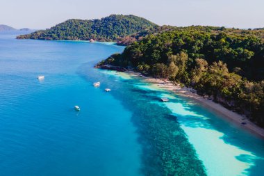 Koh Wai Adası Trat Tayland 'daki İHA üst görüntüsü Koh Chang yakınlarındaki teneke bir tropikal adadır.. 