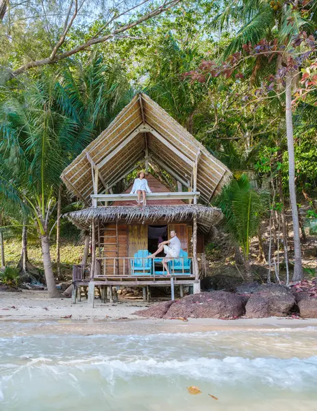 コワイ島トラットタイはコチャン近くのスニートロピカルアイランドです ビーチの木製竹小屋バンガロー タイのトロピカルアイランドの若い男性と女性が晴れた朝 — ストック写真