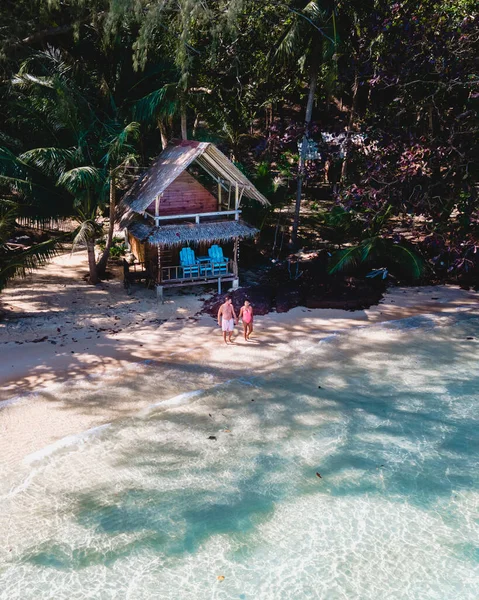 海滩上的木制竹屋平房 在泰国的一个热带岛屿上 一对年轻夫妇 Koh Wai Island Trat Thailand — 图库照片