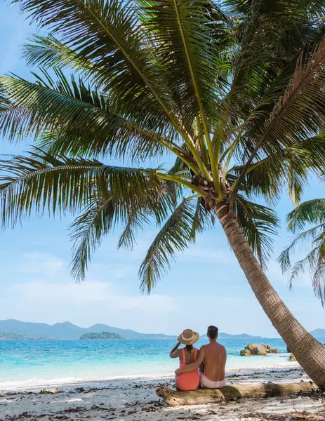 高伟岛是靠近高昌的一个微小的热带岛屿 一对年轻夫妇坐在热带海滩上享受泰国的豪华假期 一对夫妇坐在棕榈树下 — 图库照片
