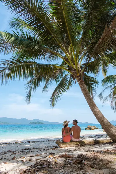 Koh Wai Island Trat Thailand Koh Chang 在泰国的一个豪华度假期间 一对年轻夫妇在热带海滩上 男人和女人在一棵天然海滩上的棕榈树下放松一下 — 图库照片