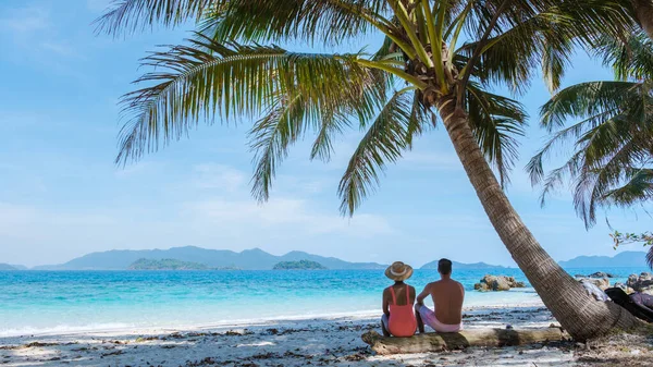 Koh Wai Island Trat Thailand Koh Chang 在泰国的一个豪华度假期间 一对年轻夫妇在热带海滩上 男人和女人在一棵天然海滩上的棕榈树下放松一下 — 图库照片