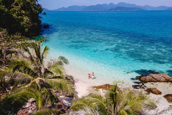 チャン近くのコ ワイ島トラット タイの無人航空観測 タイの豪華な休暇中に熱帯ビーチで男性と女性の若いカップル — ストック写真