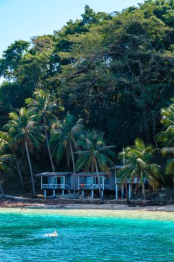 Koh Wai Adası Trat Tayland, Koh Chang yakınlarında teneke bir tropikal adadır. Kumsaldaki ahşap bambu kulübesi.