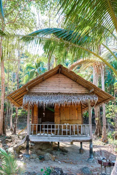 コワイ島トラットタイのビーチにある木製のバンガローは コチャン近くのスニートロピカルアイランドです ビーチの木製竹小屋バンガロー — ストック写真