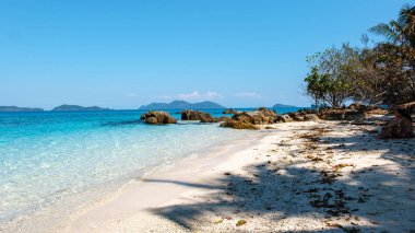 Koh Wai Adası Trat Tayland, Tayland 'da Koh Chang yakınlarında bulunan teneke bir tropikal adadır.