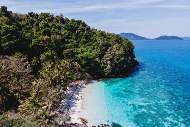 Koh Chang yakınlarındaki Koh Wai Adası Trat Tayland 'da insansız hava aracı görüntüsü. Tayland 'da lüks bir tatil sırasında tropikal bir plajda sahilde yürüyen genç bir çift.