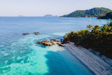 Koh Wai Adası Trat Tayland 'da insansız hava aracı görüntüsü. Tayland 'da lüks bir tatil sırasında tropikal bir plajda yaşayan genç bir çift.
