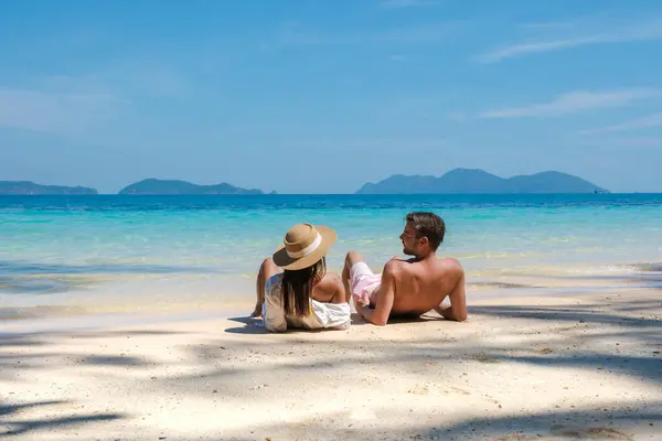 泰国观塘观塘观塘观光胜地 一对年轻夫妇在热带海滨度假 — 图库照片