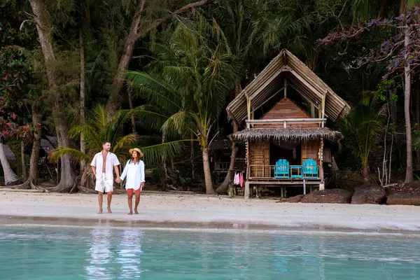 木製の竹小屋のバンガローは ヤシの木とビーチにあります タイのトロピカルアイランドで若い男性と女性のカップル コワイ島トラットタイ — ストック写真